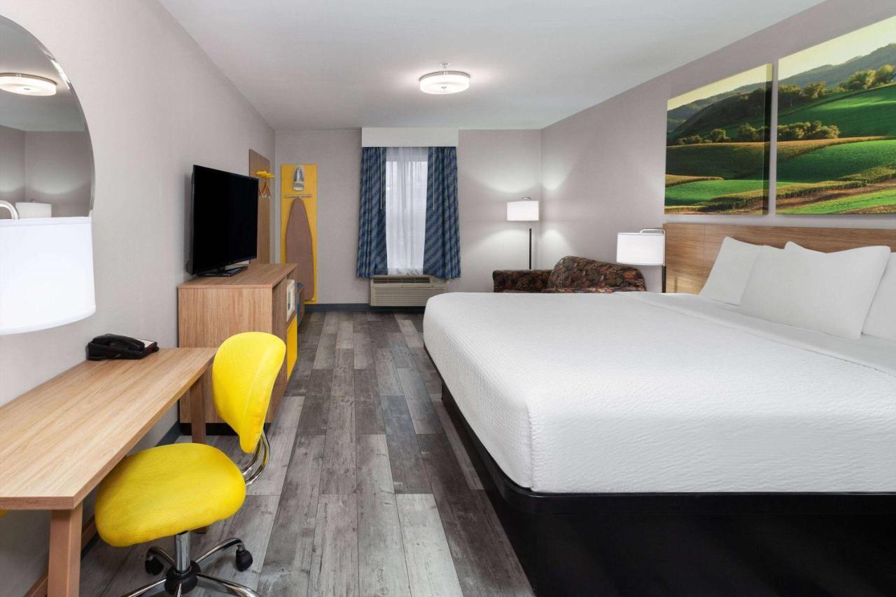 Days Inn & Suites By Wyndham Sellersburg Экстерьер фото
