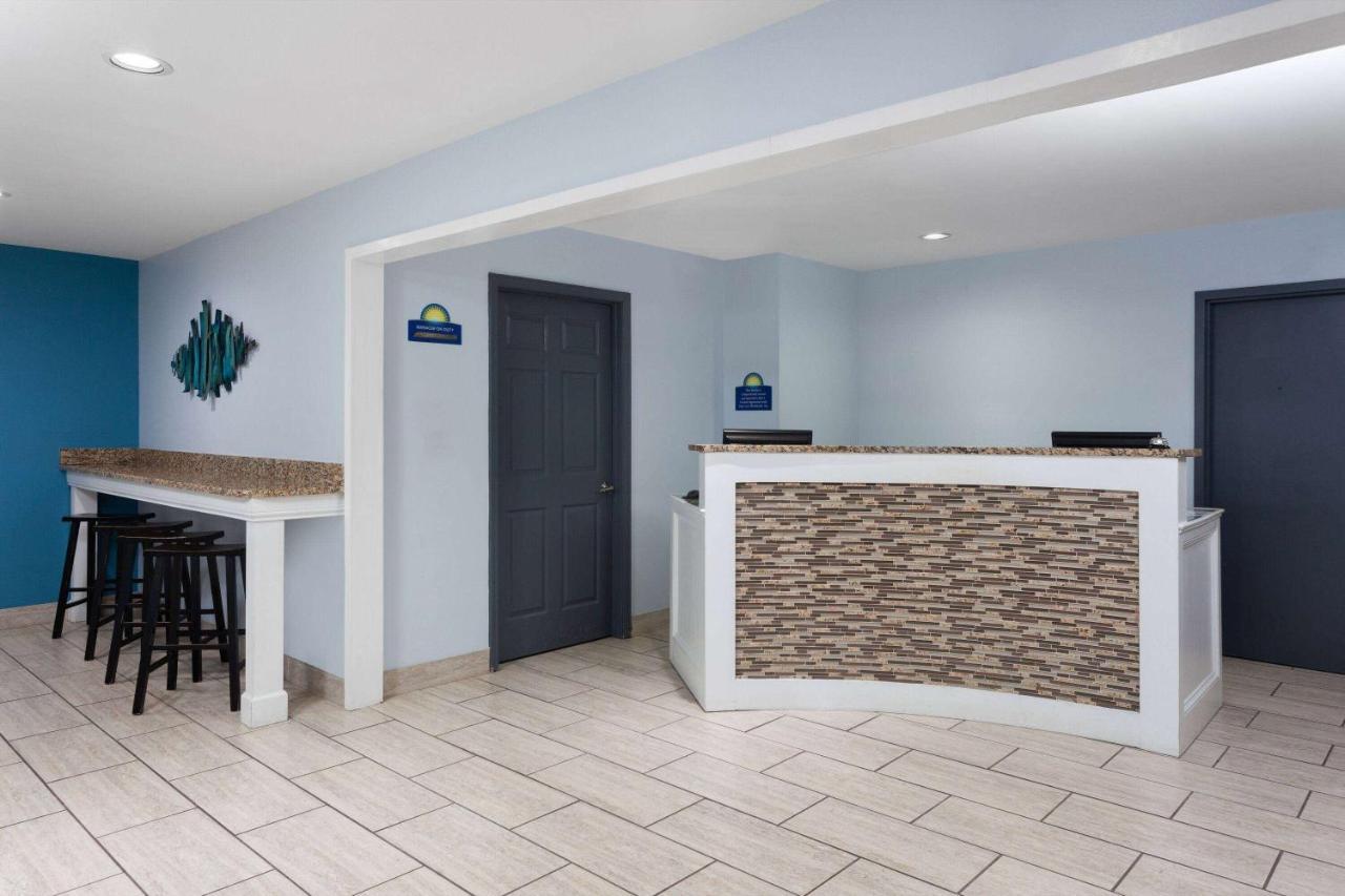 Days Inn & Suites By Wyndham Sellersburg Экстерьер фото