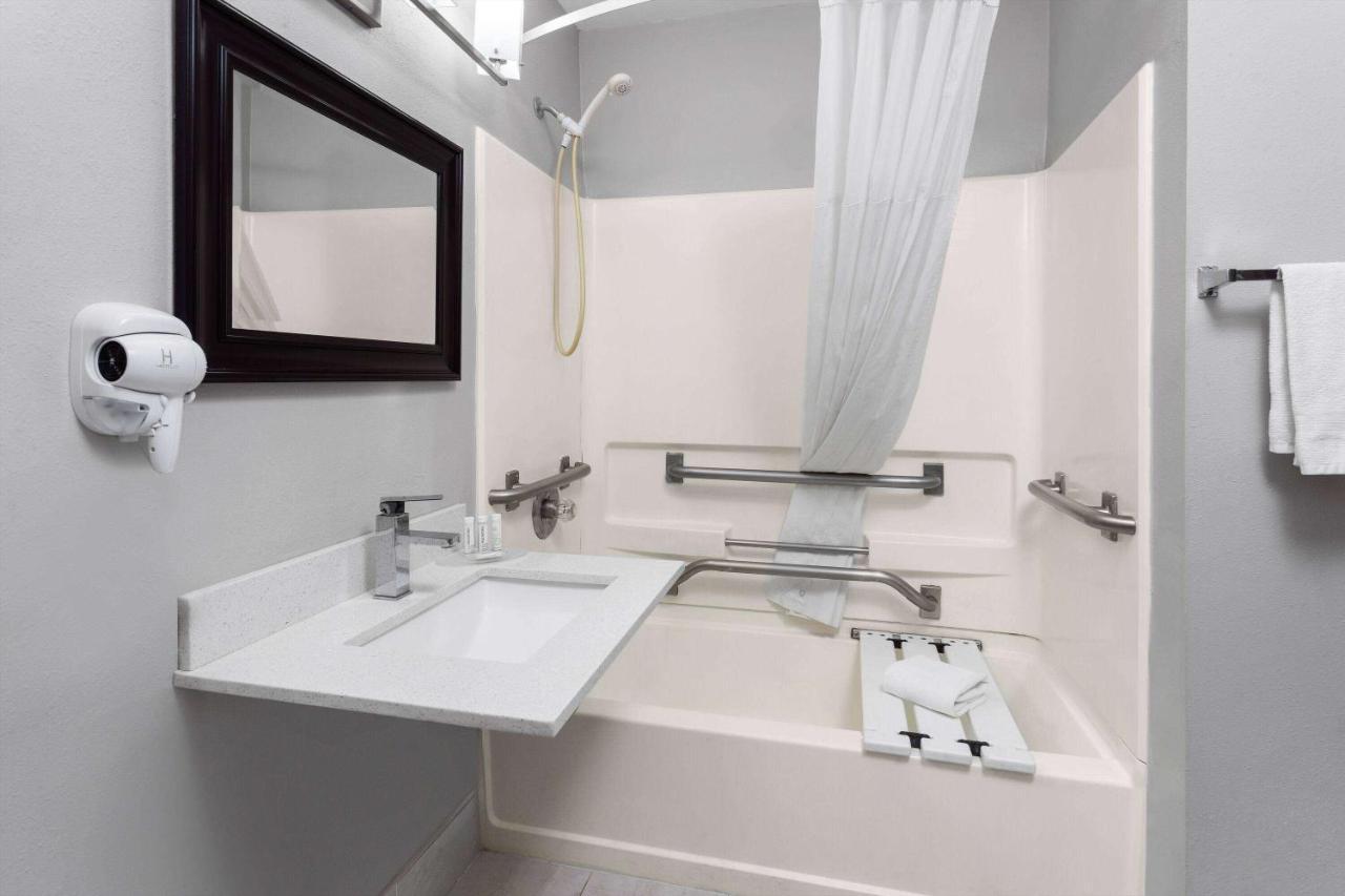 Days Inn & Suites By Wyndham Sellersburg Экстерьер фото