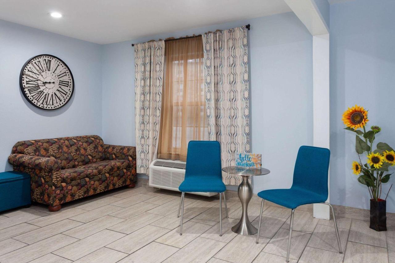 Days Inn & Suites By Wyndham Sellersburg Экстерьер фото
