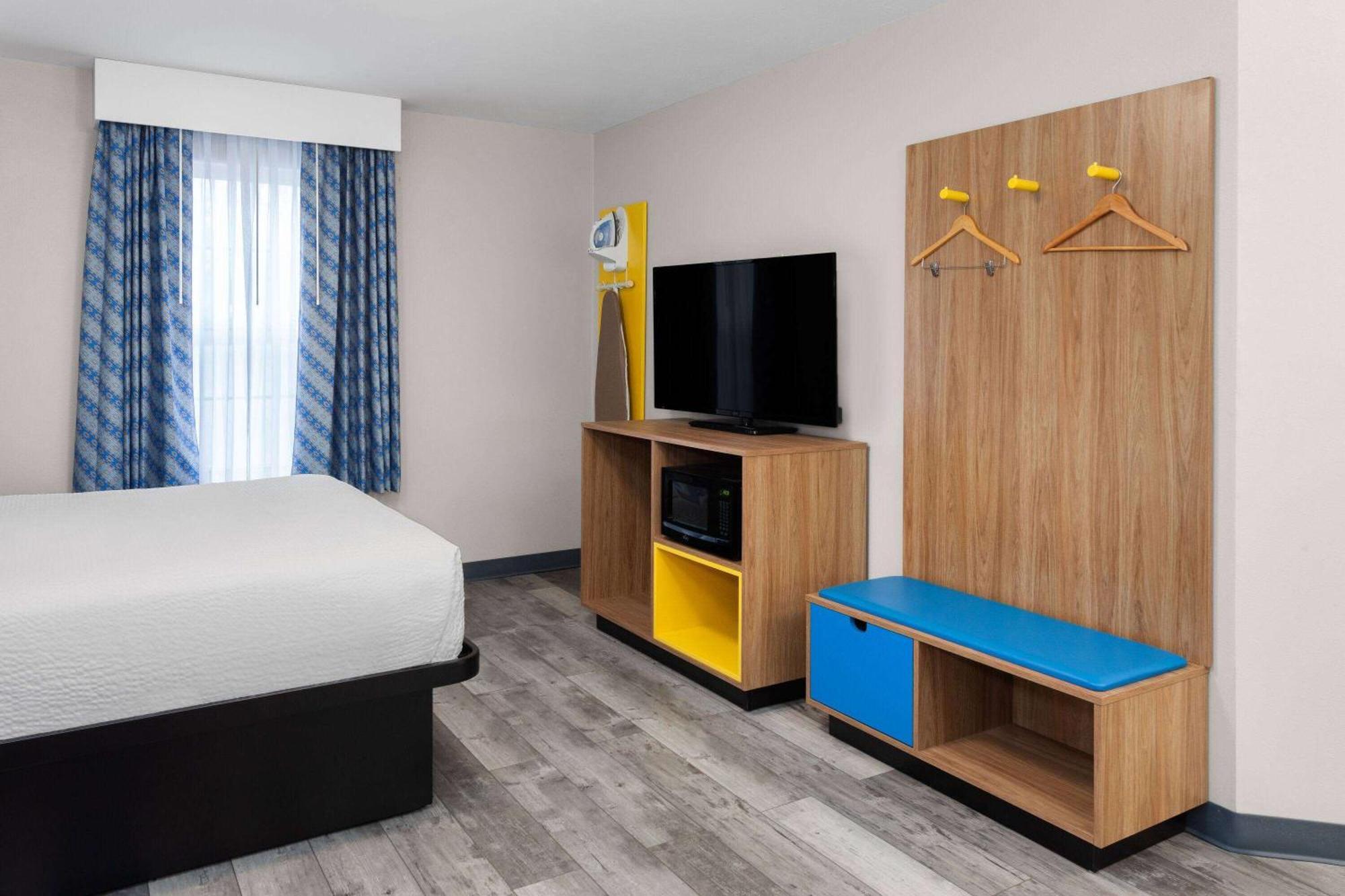 Days Inn & Suites By Wyndham Sellersburg Экстерьер фото