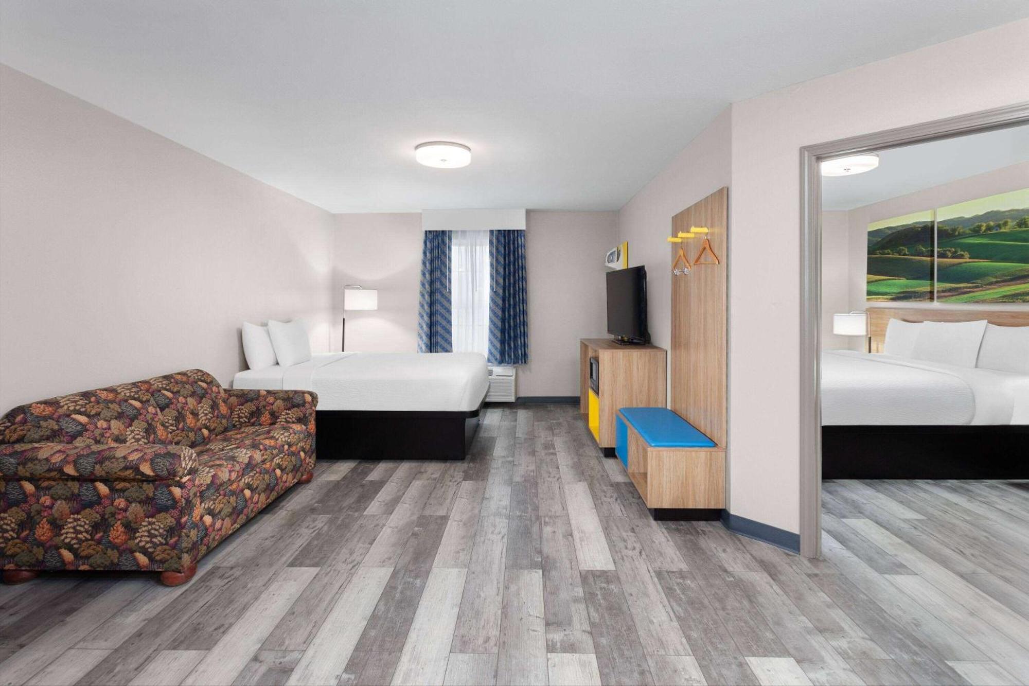 Days Inn & Suites By Wyndham Sellersburg Экстерьер фото