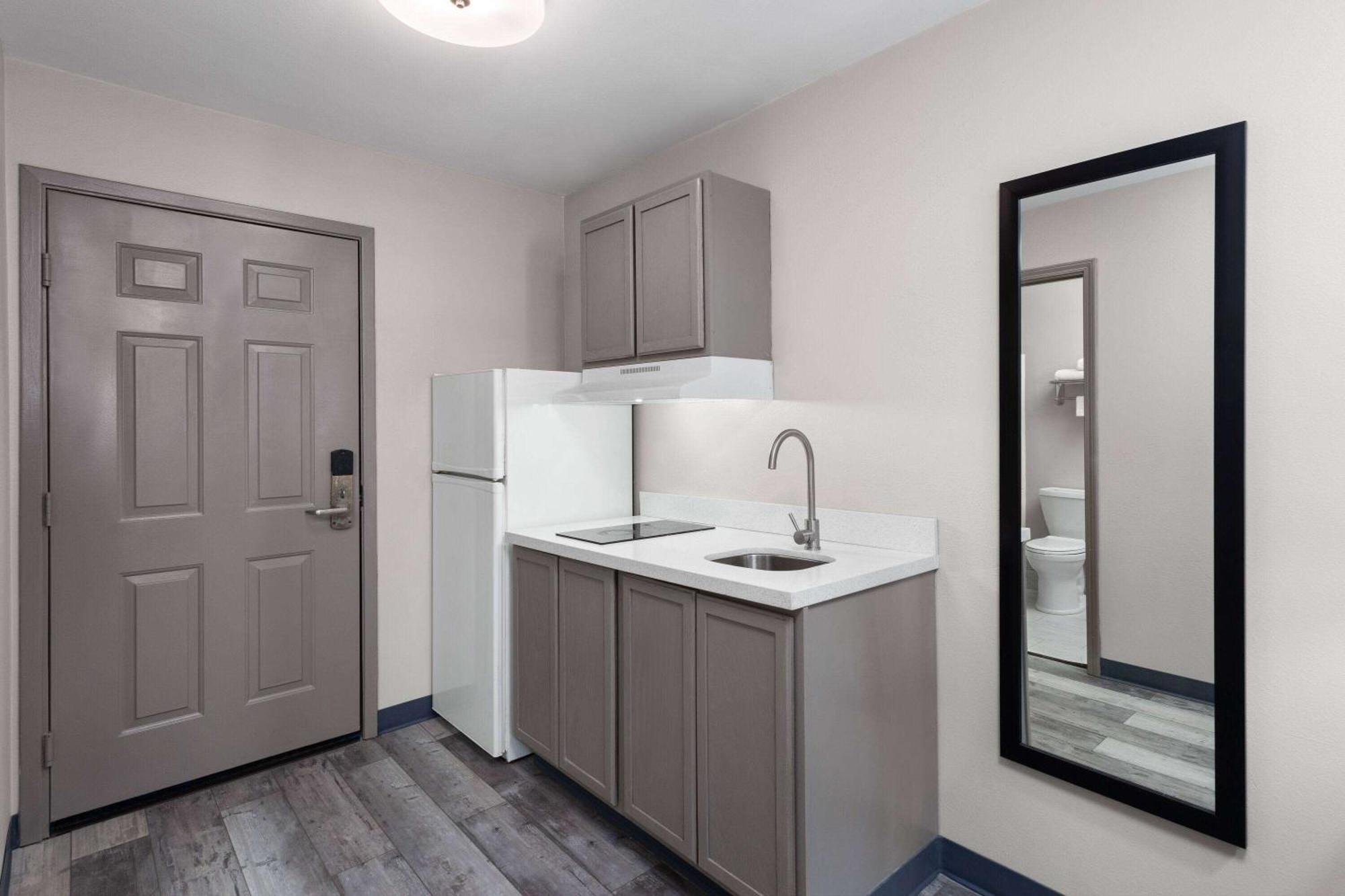 Days Inn & Suites By Wyndham Sellersburg Экстерьер фото