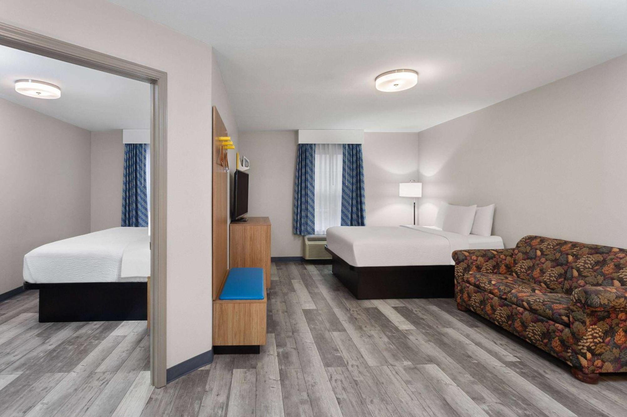 Days Inn & Suites By Wyndham Sellersburg Экстерьер фото