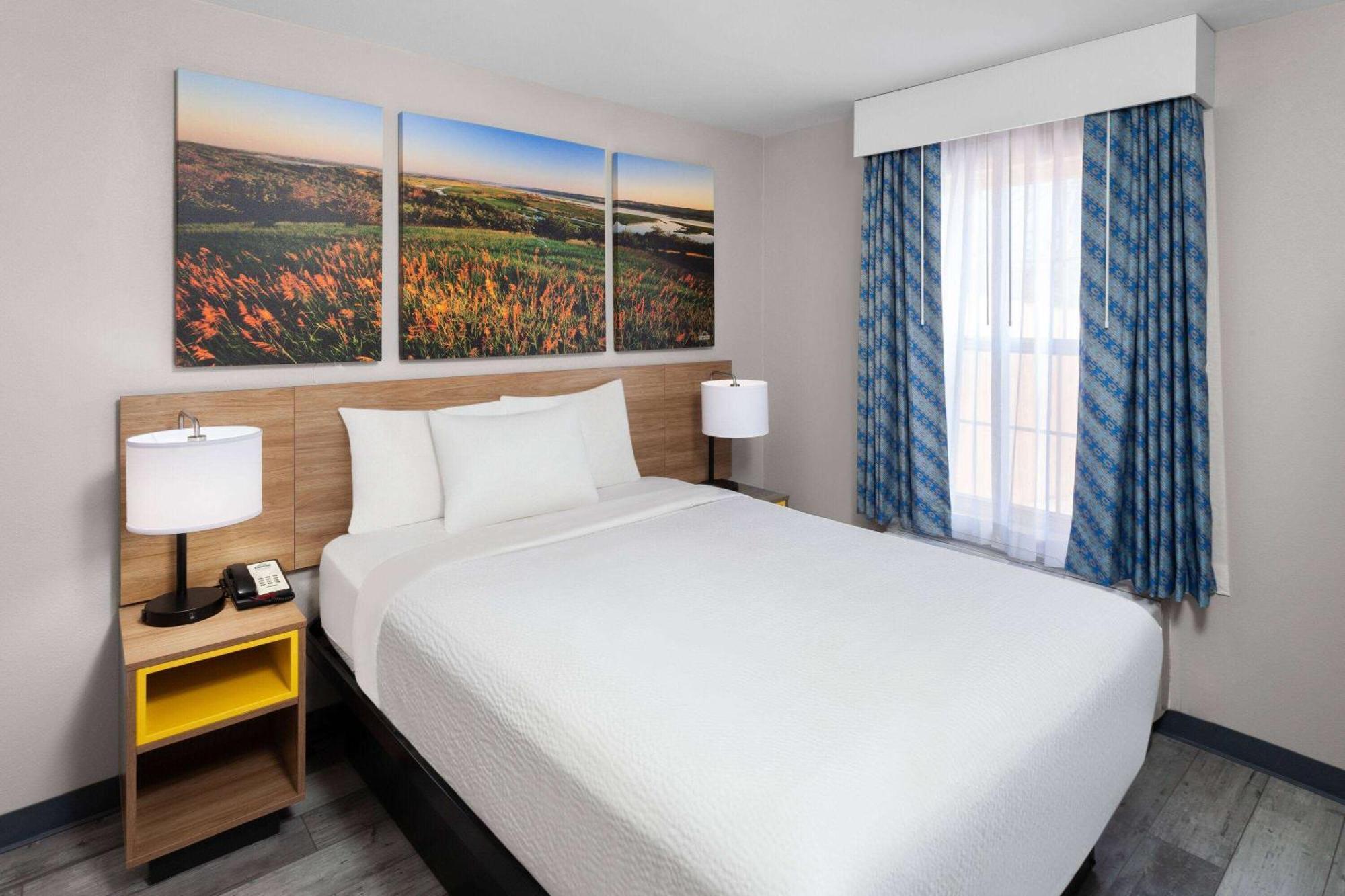 Days Inn & Suites By Wyndham Sellersburg Экстерьер фото