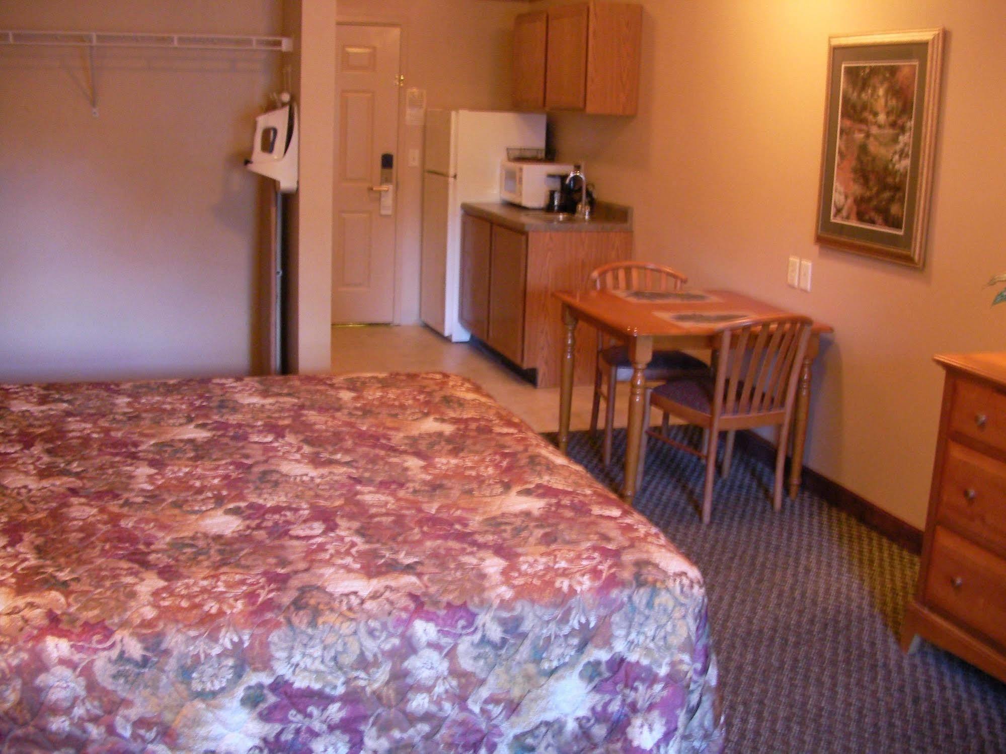 Days Inn & Suites By Wyndham Sellersburg Экстерьер фото