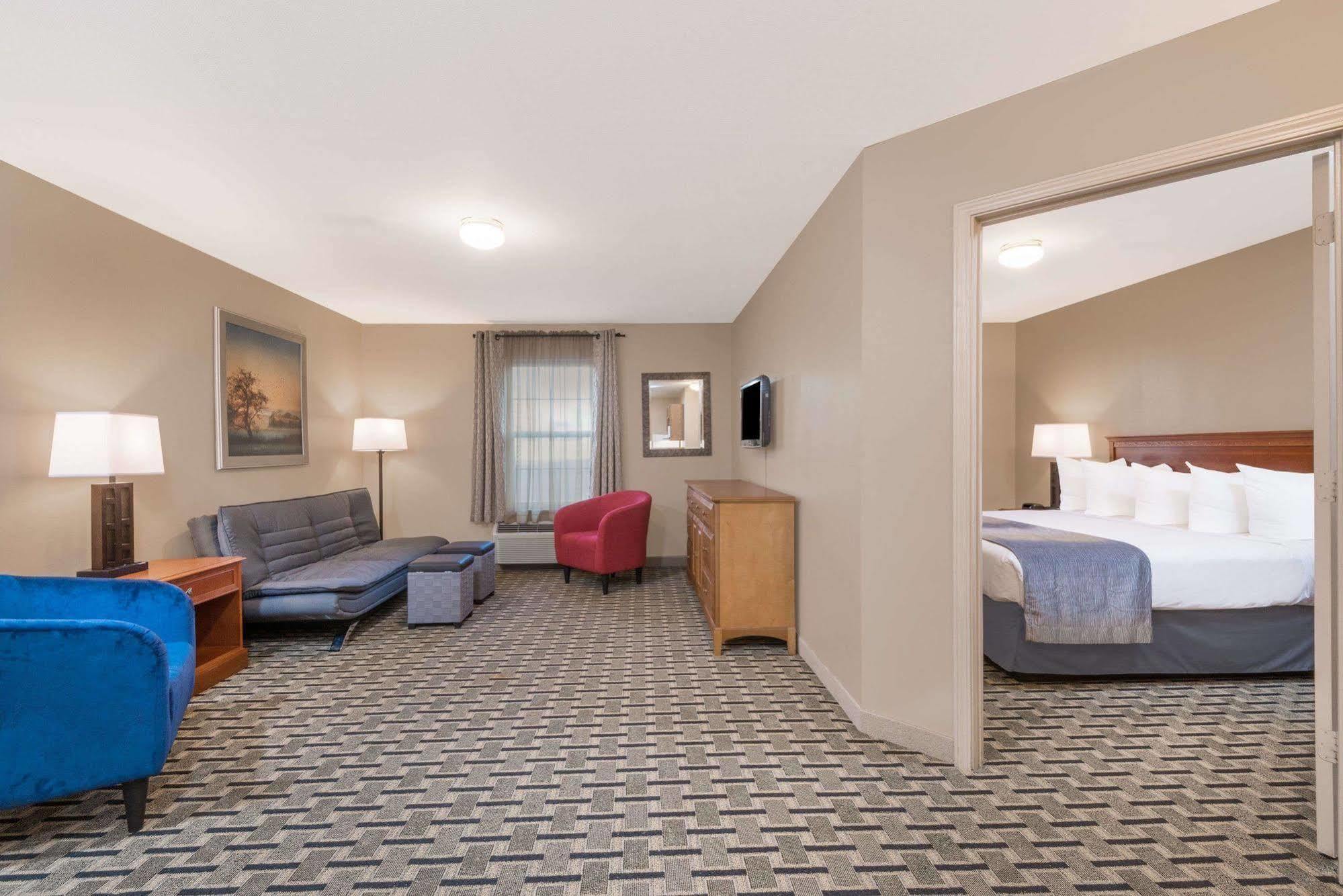 Days Inn & Suites By Wyndham Sellersburg Экстерьер фото